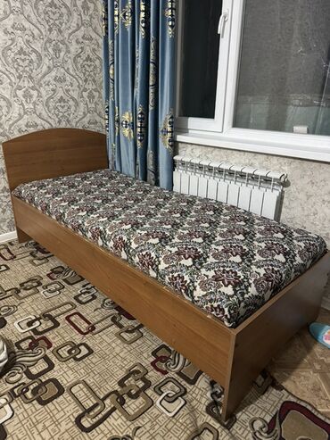 2 кровати: Односпальная кровать с деревянным каркасом и изогнутым изголовьем