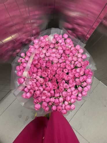 букет из конфет: Пышный букет из кустовых роз нежного розового цвета. Цветы плотно