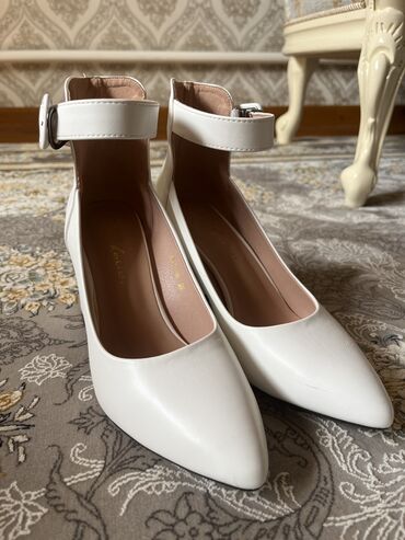 обувь новая: Туфли 36, цвет - Белый