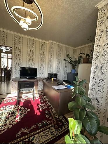 Продажа коттеджей и домов: 📢 **Продаётся дом (2-этажный)** 📍 Бишкек, ул. Молодая Гвардия – — 11