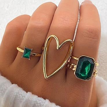 Jewellery sets: Set od tri zlatno‑tonirana prstena sa zelenim kamenjem — 1