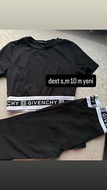 Dəstlər, kostyumlar: - Qadın geyim və aksesuarları paketi: - Qara qısa top – uzun şarmlı — 2