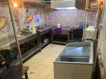 Restoran, kafelər: Nəsimi rayonu,Azadliqla Inqilab kucesinin kesişmesinde yerlesen,9 — 2