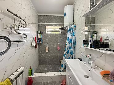 Продажа коттеджей и домов: 4 комнаты, 200 м², 8 соток, Бишкек, Собственник — 11