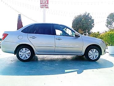 maşın şüşəsi: LADA Granta sedan, gümüşü rəngdə avtomobil. 4 qapılı kuzova malikdir — 1