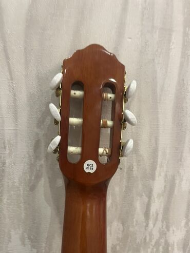 Akustik gitaralar: Klassik/akustik gitara – cutaway (yuxarı deşikli) korpuslu model — 10