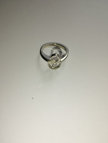 серебро продаю: Продаю новое кольцо. Серебро 925 проба. 18 размер. Причина продажи