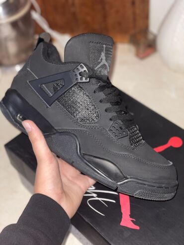 patike i odelo: Jordan 4