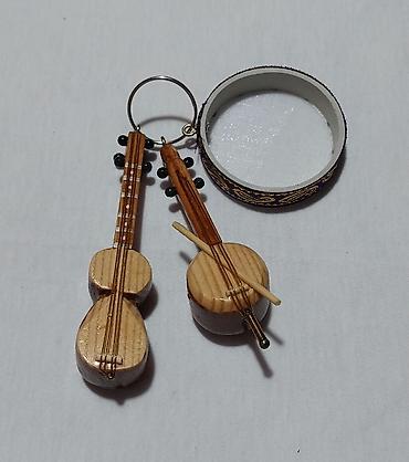 Breloklar: Musiqi alətlərindən ibarət brelok satılır, əl işidir, ağac — 10