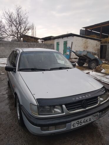домкраты на авто: Классический седан Volkswagen Passat B4 серебристого цвета. Автомобиль