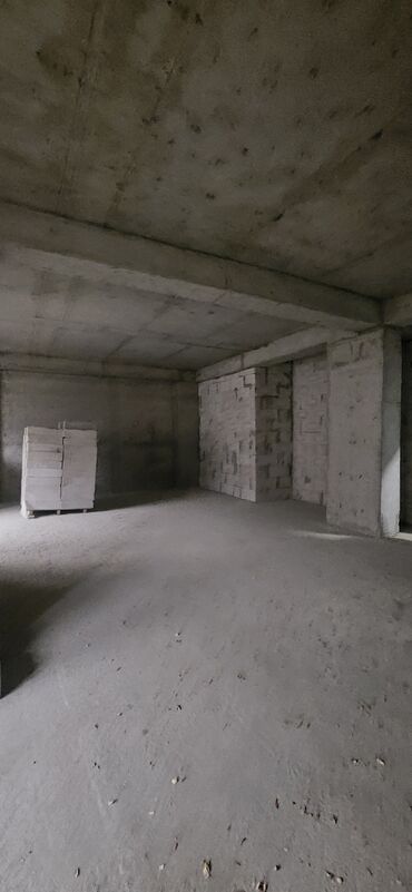 Kommersiya daşınmaz əmlakının satışı: Xüsusiyyətlər: - Kompleksin əsas girişinə yaxın, vitrinalı ön fasad və — 8