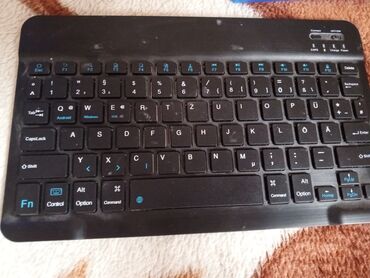 torba za laptop kozna: Tastatura je bezicna puni se pomocu punjaca