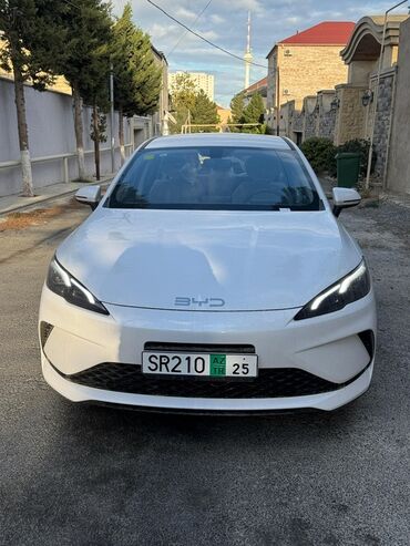 autopapa az: BYD Seal 05 (hibrid sedan) - Rəng: ağ, aerodinamik kuzov, LED ön