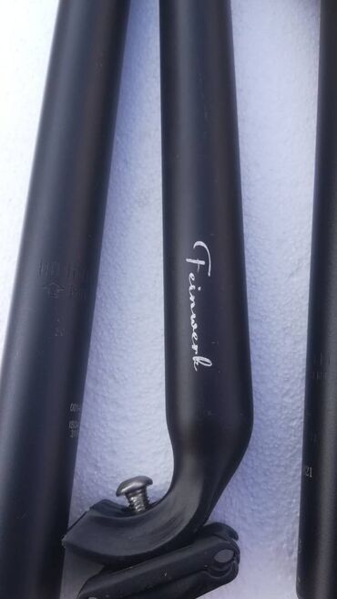 Dodaci za bicikl: Crna šticna za bicikl, dugačka i cilindričnog oblika, sa integrisanim — 2