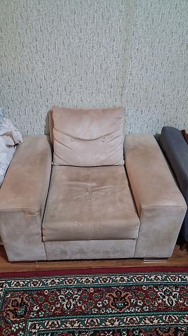 Bej rəngli yumşaq kreslo - Material: zərif toxumalı, velür/semeye
