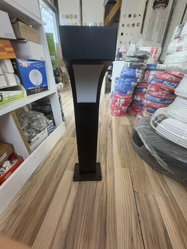 lampa sensor: Müasir üslubda hazırlanmış bu qara rəngli dirək lampa bağ, yol və ya