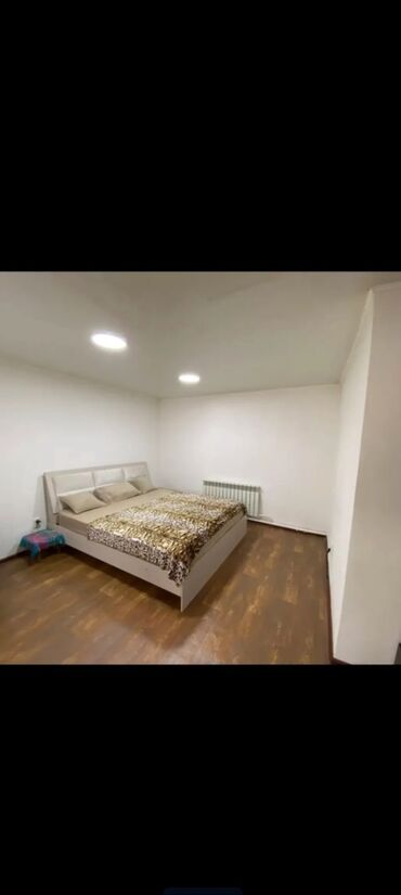 сдаю дом квартира: 58 кв. м, 3 бөлмө, Унаа токтотуучу жай, Забор, тосулган