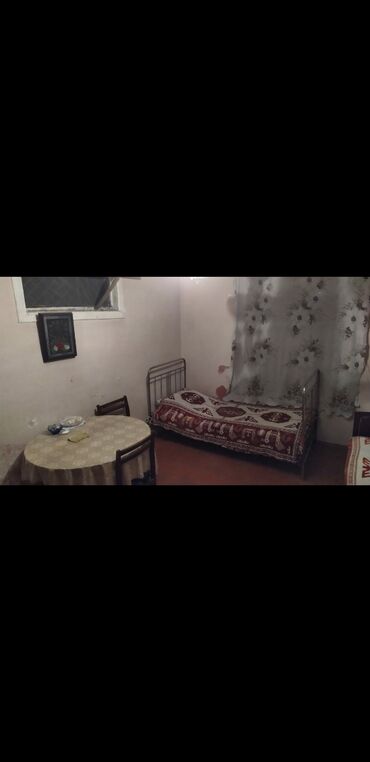 kiraye evler elimlerde: Kirayə verilir, otaqlar qismən mebeləşdirilib. Yataq otağında metala
