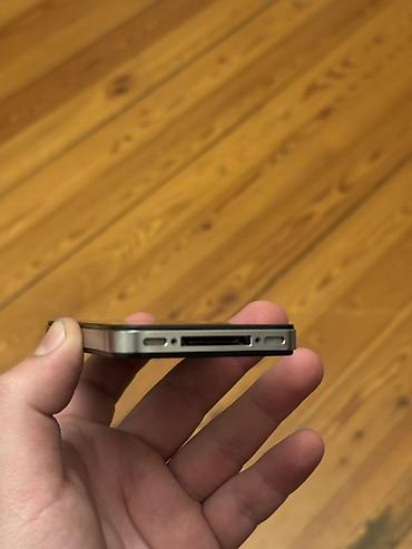 Apple iPhone: IPhone 4S, Qara — 6