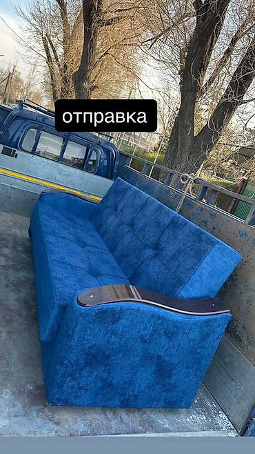 Прямые диваны: Прямой диван с высоким спинным блоком и мягкими посадочными подушками — 10