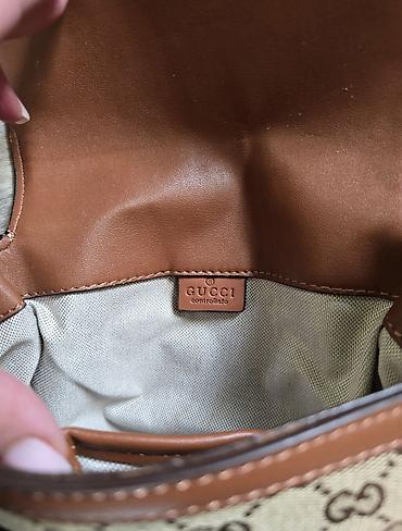 guci torba: Braon torba crossbody sa GG logom . Nosi se preko ramena, ima 2 tačke — 3