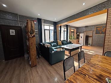 Посуточная аренда комнат: Сдаются просторные номера в гостевом доме с внутренним двориком. - — 8