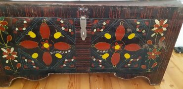 qedimi xalca alan: Əl işi ilə bəzədilmiş, qədimi taxta sandıq. Üzərində müxtəlif
