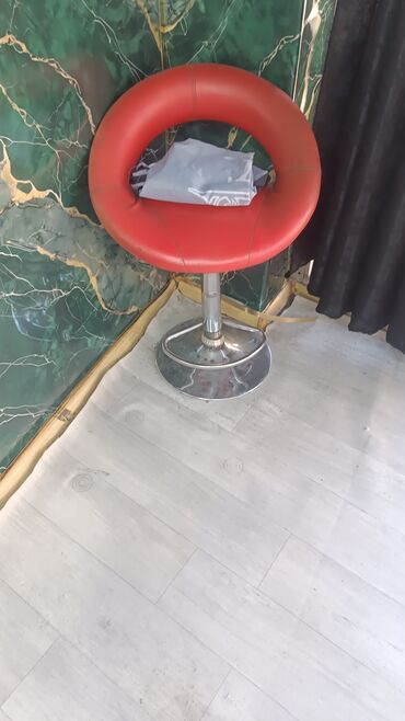yapışqanlı divar kağızı: Qırmızı bar/taburet tipli kreslo - Dizayn: Dairəvi açıq arxalı at lalafo.az yapışqanlı divar kağızı: Qırmızı bar/taburet tipli kreslo - Dizayn: Dairəvi açıq arxalı