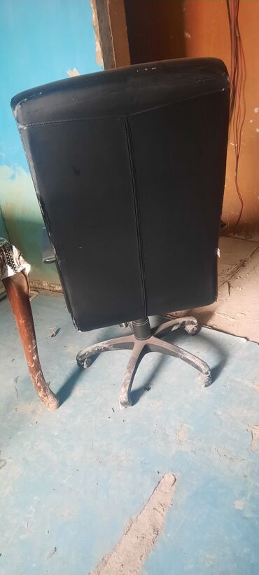 купить офисное кресло: С колесиками, Рукояти не регулируются, Кожзаменитель