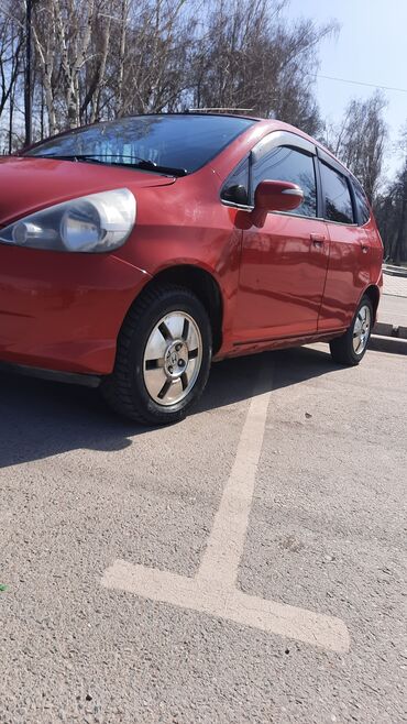 транспорте: Honda Fit: 2002 г., 1.3 л, Вариатор, Бензин, Хэтчбэк