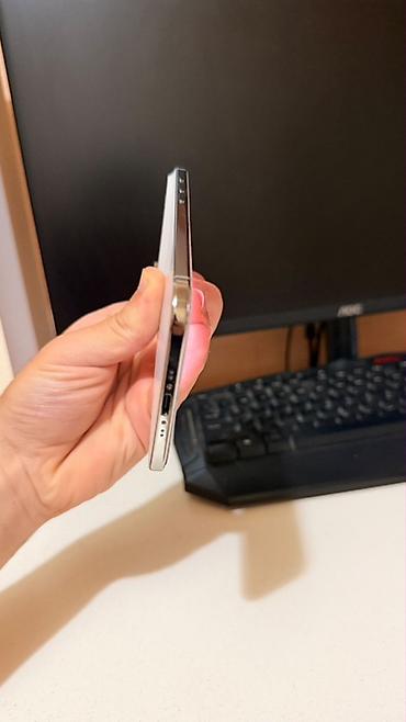 corn iphone: IPhone Air, 256 GB, White Titanium, Face ID — 8