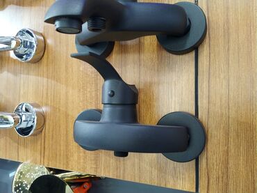 sensor krant: Qara mat rəngdə divara montaj olunan vanna/duş qarışdırıcısı -