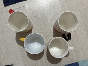 крышка л: Набор из четырех кружек с разным дизайном и ручками разных цветов