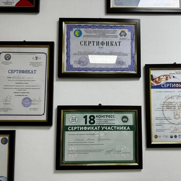 Картины: Картина с изображением цветов в вазе, оформленная в раму. Рама имеет — 8