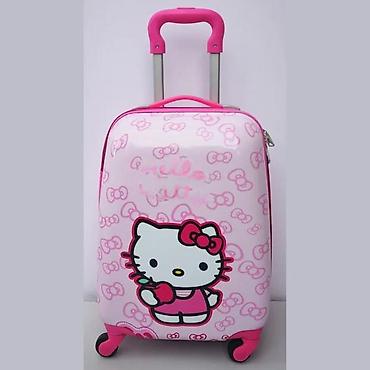 Rančevi, torbe i koferi: === PART 1: TEXTUAL DESCRIPTION === Dostupan je dečiji kofer sa Hello — 2