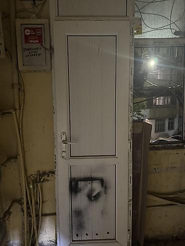 şuşə qapılar: Qapi Ecemi metrosunun yanindadi — 1
