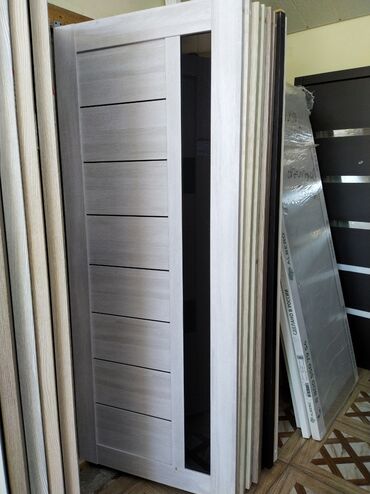 otag qapi: Ağacdan hazırlanmış, üfüqi xətlərlə bəzədilmiş, açıq rəngli qapı