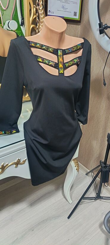 Ziyafət donları: Qırmızı don - Rəng: parlaq qırmızı - Dizayn: dördkünc dekolte, ön — 5