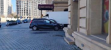 i30: Hyundai i30 CW, qara rəngli universal kuzov. Xüsusiyyətlər: - Kuzov — 4
