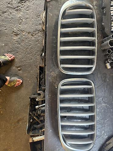orta panel: BMW “kidney” radiator barmaqlıqları (sol və sağ cütlük) - Orijinal — 2