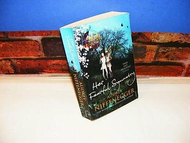 sat: Her fearful symmetry audrey niffenegger 2009 na engleskom jeziku — 1