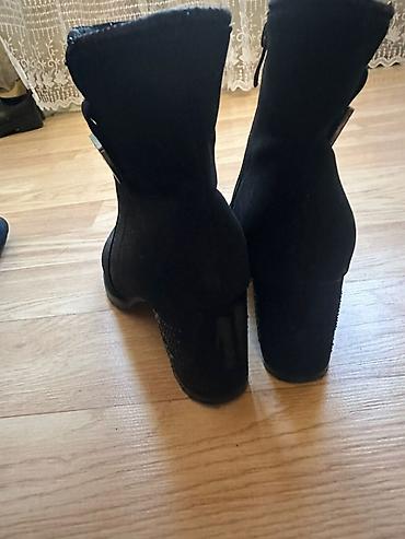 Другая женская обувь: Женская обувь, набор из 2 пар: 1) Черные полусапожки: - Материал — 1