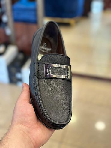 koja kurtqa: Kişi loaferləri – klassik və gündəlik görünüş üçün - Model: Kişi — 2