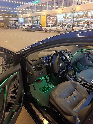 Hyundai: Hyundai Elantra sedan - Kuzov: dərin mavi rəng, idman üslublu ön və — 7