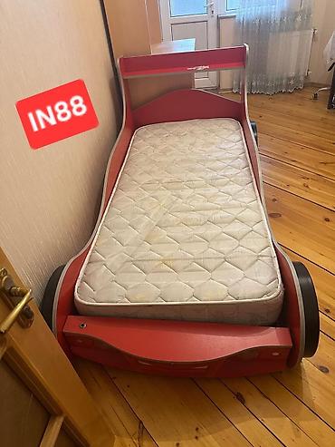 Uşaq üçün maşın formalı çarpayı – matrasi ilə birlikdə. - Rəng