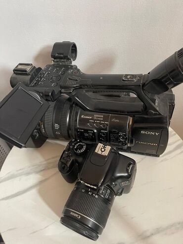 Видеокамеры: Срочно продается профессиональная видеокамера и фотоопарат