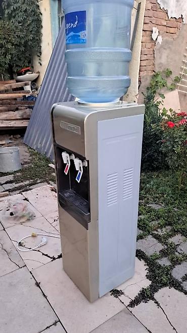 Кулер для бутилированной воды с напольной установкой. - горячая и