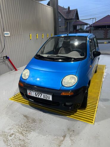 купить машину за 2000 долларов: Городской хетчбэк Daewoo Matiz ярко-синего цвета, оснащенный бамперами