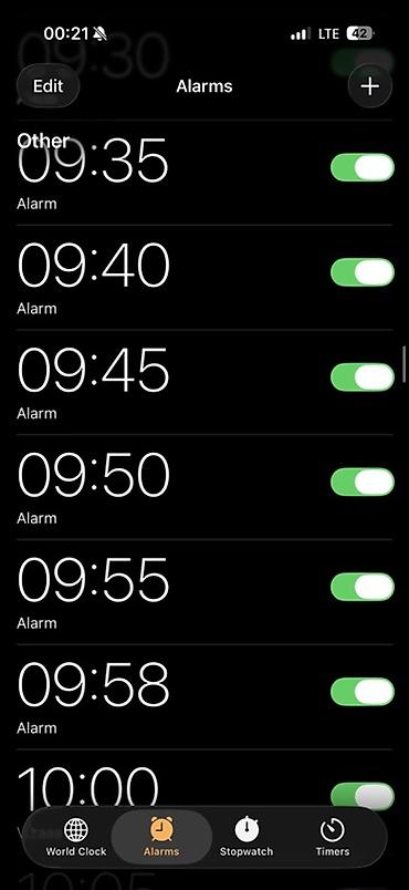 bilio global: Xidmət: iPhone üçün “Alarmlar” tətbiqində çoxsaylı zəngli saatların — 3
