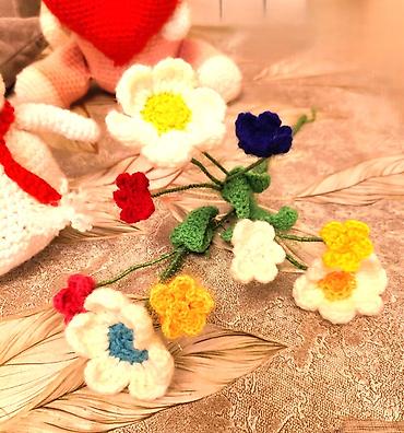Искусственные цветы: Əl işi toxuma çiçək dəstəsi - Material: yumşaq akril ip, məftilli — 1